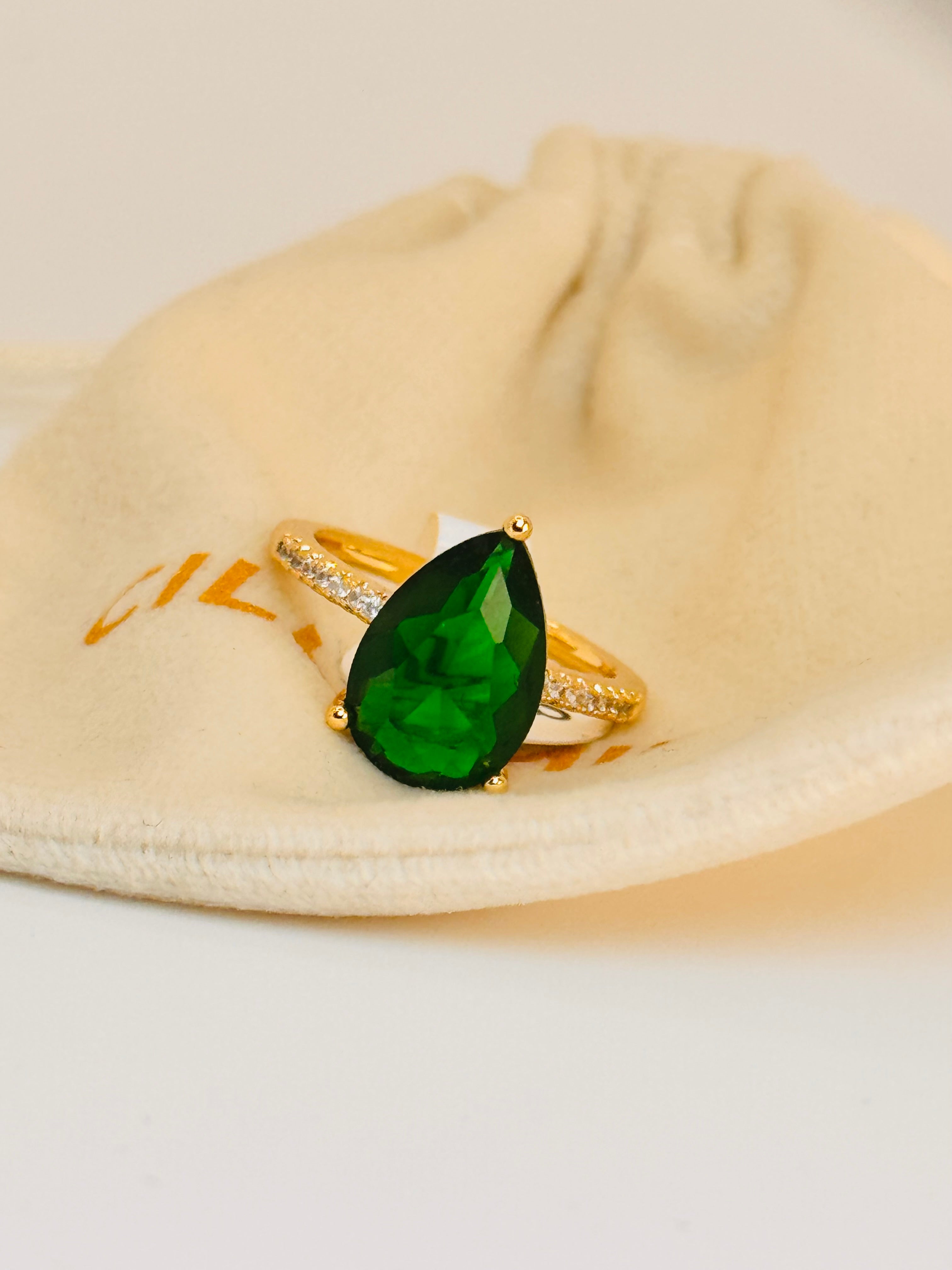18kt Emerald Pear Shaped Ring